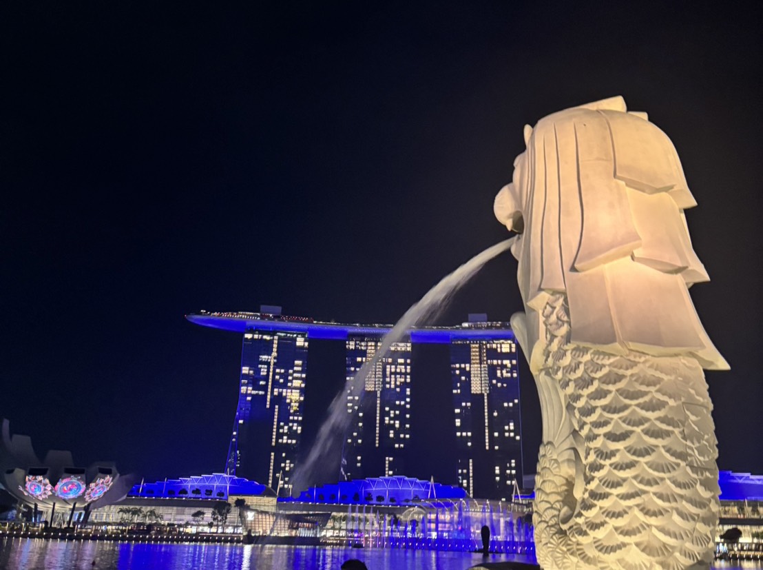 シンガポール マーライオンとマリーナベイサンズの夜景